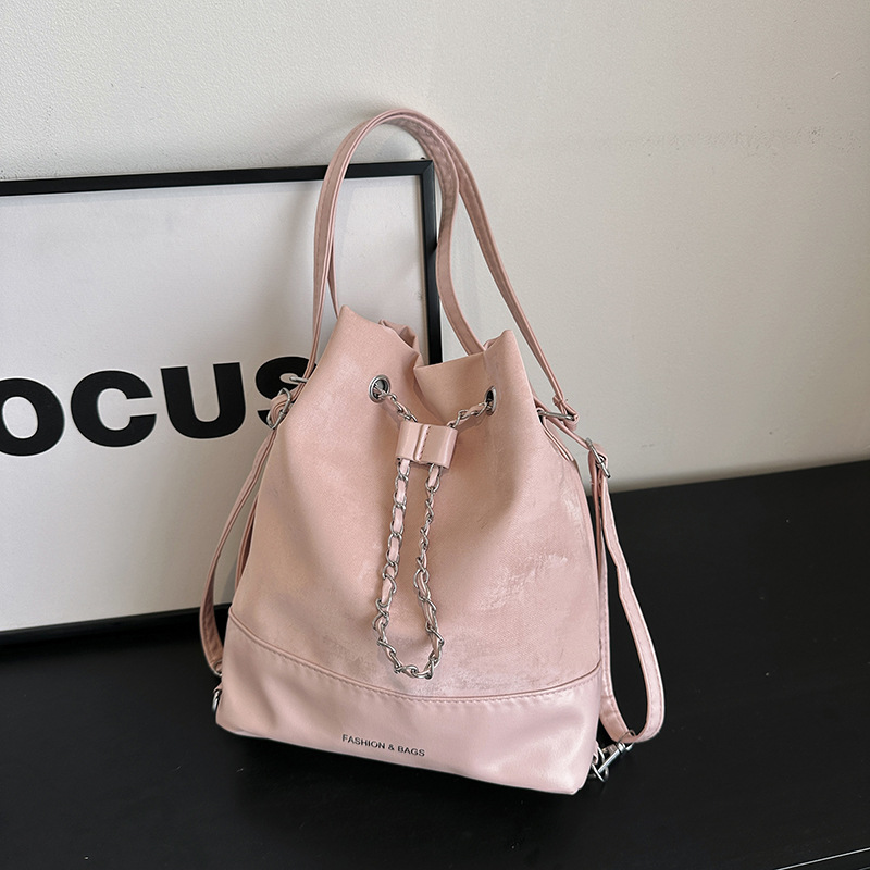Personalized chain, stylish design, fashionable drawstring women's backpack 2024 new style, simple and large-capacity crossbody bucket bag full figure