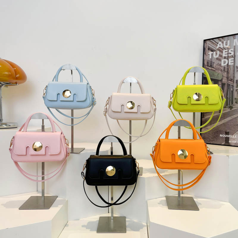 French-style, trendy, simple and stylish 2025 candy-colored Korean-style casual single-shoulder, crossbody and hand-carry women's small square bag Application Scenario