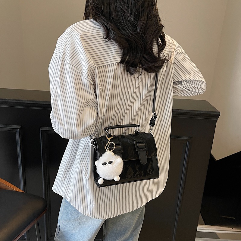 Retro, fashionable and stylish hand-held small square bag for women 2025 new style, trendy single-shoulder bag, versatile and casual crossbody bag Application Scenario