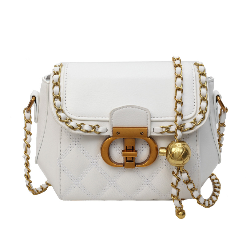 A new 2024 Korean high-end style women's stylish diamond-shaped chain small square bag, a niche and versatile single-shoulder crossbody bag Item Picture
