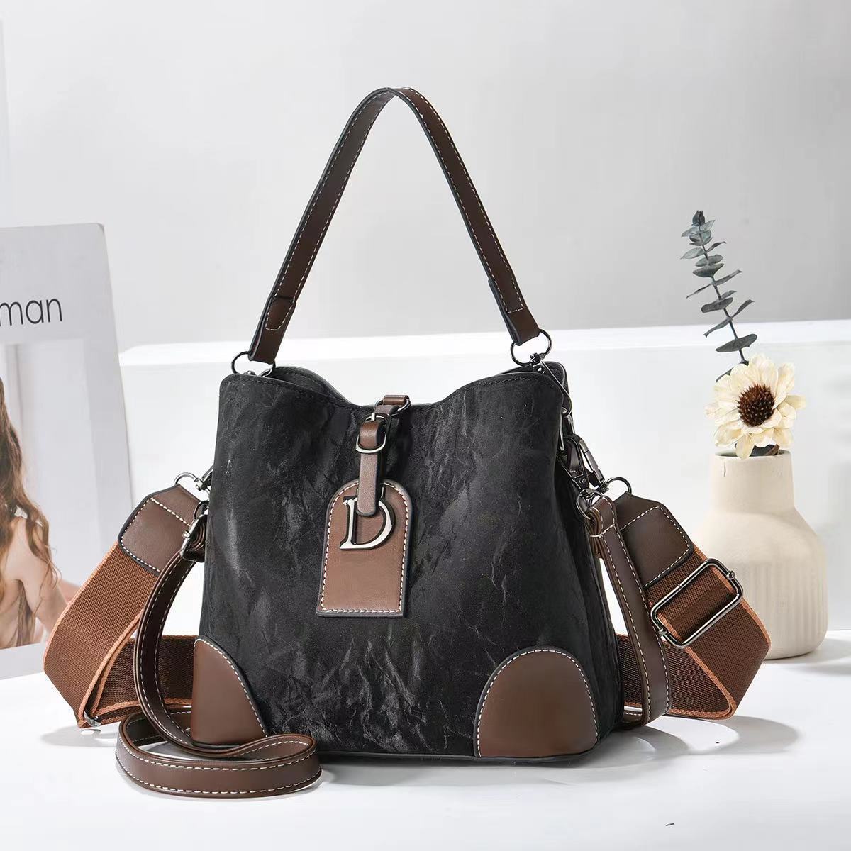 The new cross-border consignment manufacturer's versatile new crossbody and hand-carry women's fashionable large bucket bag is a bestseller full figure