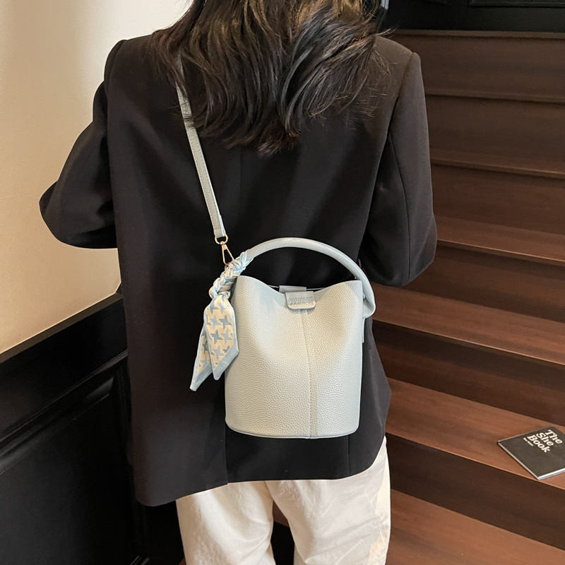 High-end, fashionable and versatile hand-held bucket bag for women 2025 new style, simple and casual, simple single-shoulder crossbody bag Application Scenario