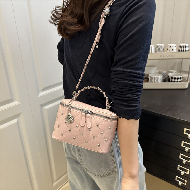 Chain bag 2025 new mini box bag, niche design crossbody bag, Chanel-style stylish mobile phone bag, cross-border details Picture