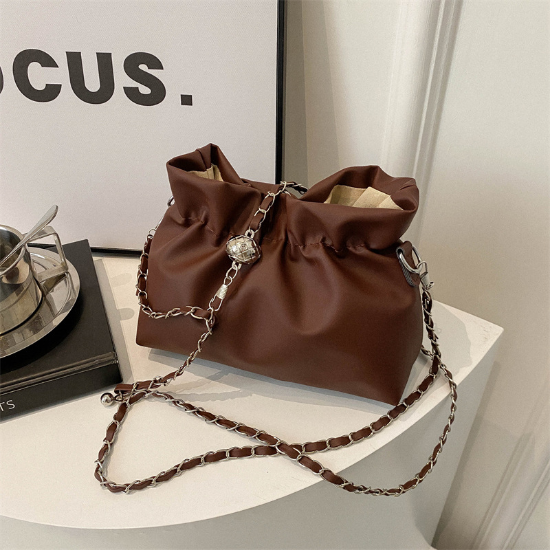 French pleated and stylish bucket bag for women, new spring 2024, trendy and simple chain underarm single-shoulder bag full figure