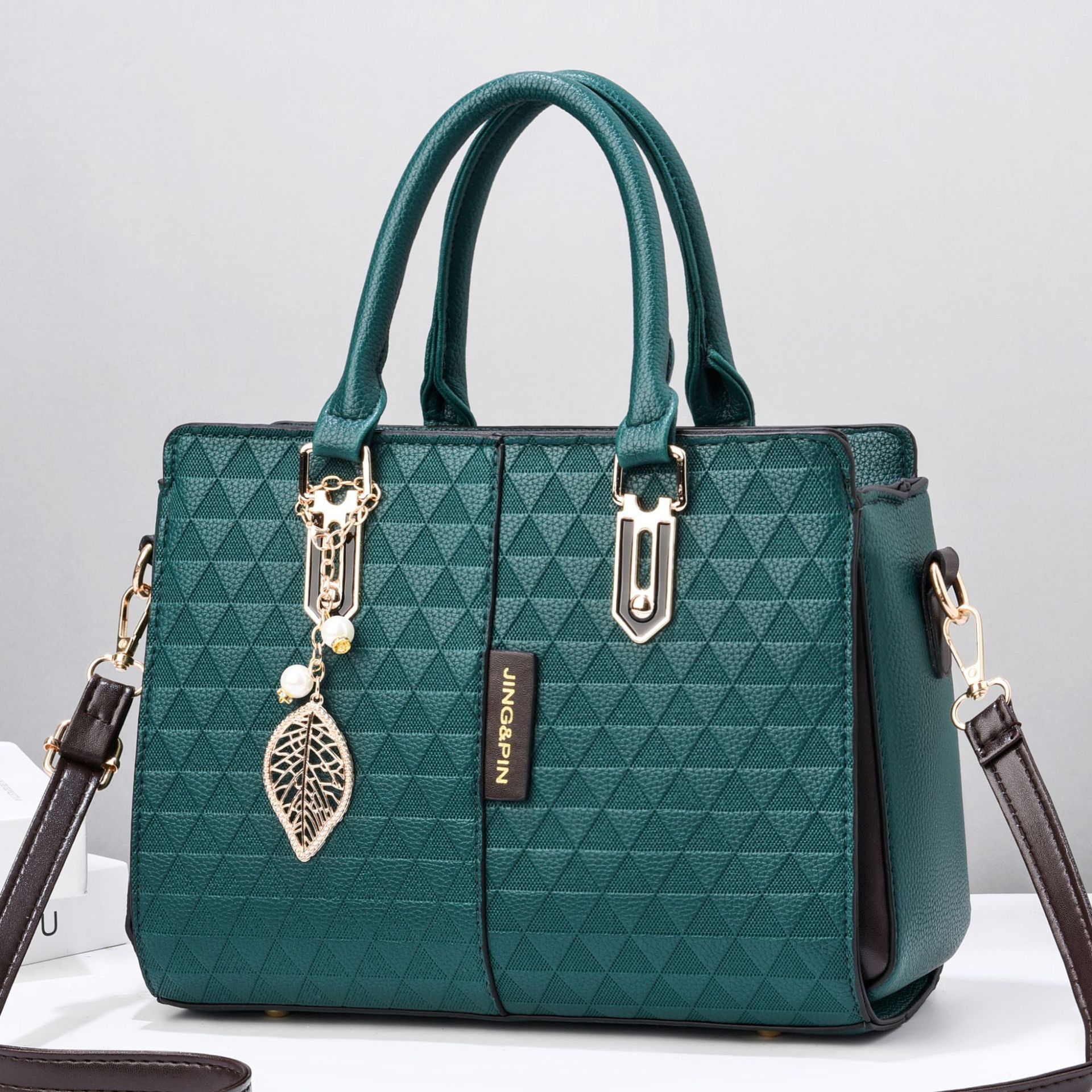 The 2022 new autumn and winter versatile crossbody bag for women, a fashionable winged single-shoulder large bag and a simple handbag Application Scenario