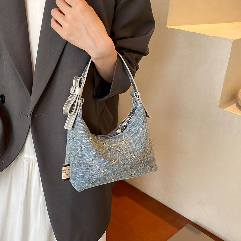 A niche design denim underarm bag for women in 2025, a trendy and versatile single-shoulder high-end hand-held bucket bag details Picture