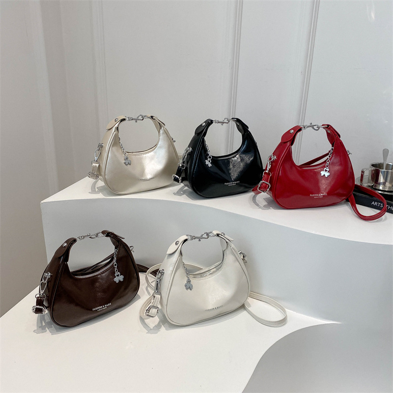 French niche design hand-held crescent bag 2024 new style trendy retro commuter fashion simple single-shoulder armpit bag Application Scenario
