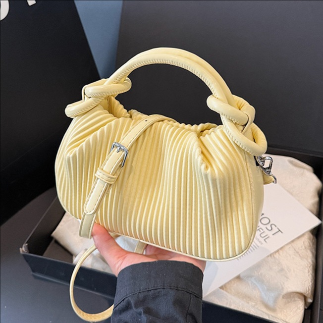 The 2025 new solid-color simple and casual design handbag for women is a trendy and fashionable pleated versatile single-shoulder crossbody bag full figure