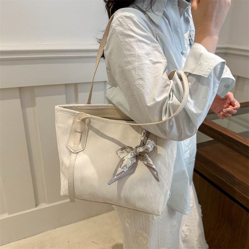 The 2024 new trendy single-shoulder bag is a fashionable and individualistic summer commuter bag for women, featuring a casual and personalized large-capacity tote bag details Picture