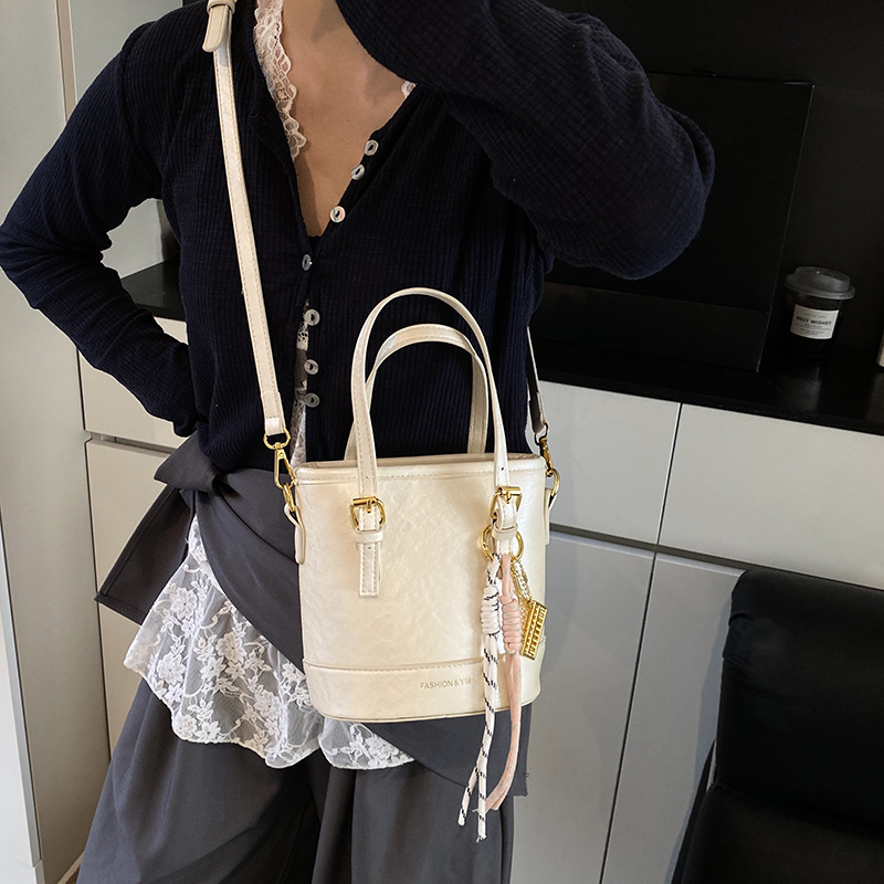 Simple and casual hand-held bucket bag for women, 2025 new style, stylish and versatile underarm bag, Korean-style fashionable single-shoulder crossbody bag Application Scenario