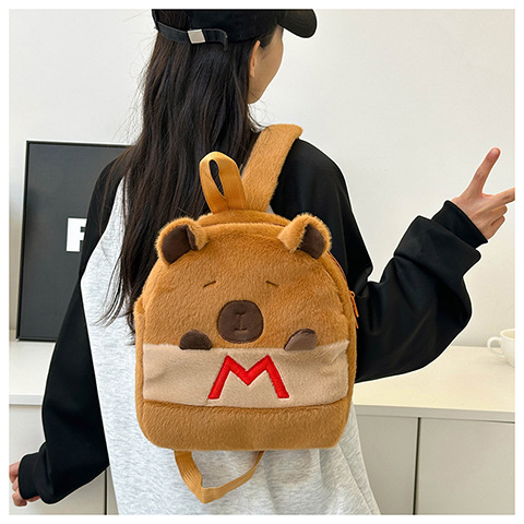 New Capybara Capybara plush backpack, children's plush toys, coin purse bag, claw machine doll exchange bag Application Scenario