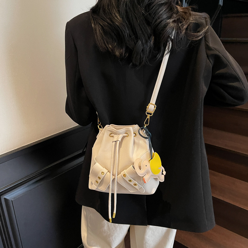 Spring and summer fashionable and high-end small bag for women, 2025 new trendy Korean style bucket bag, versatile single-shoulder crossbody bag Application Scenario
