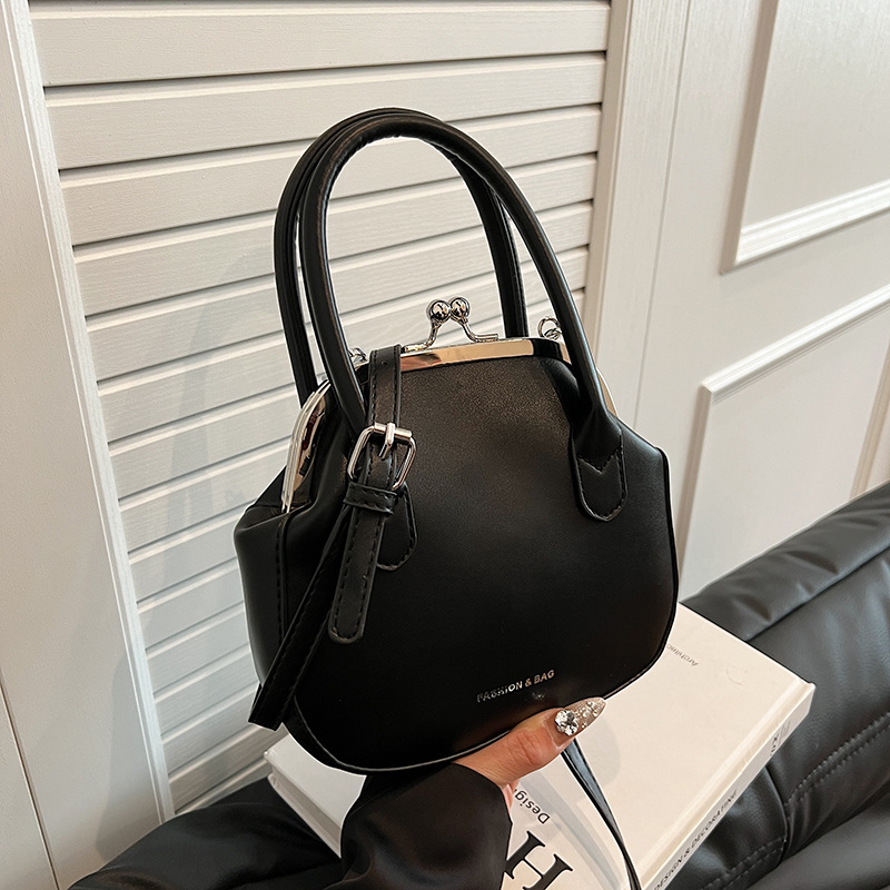 A new 2024 Korean-style niche design single-shoulder hand-carry bucket bag for women, a versatile and casual crossbody shell bag Specification drawing