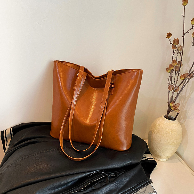 Large-capacity fashionable underarm bag for women, 2025 new commuter shoulder bag, niche and versatile tote bag full figure