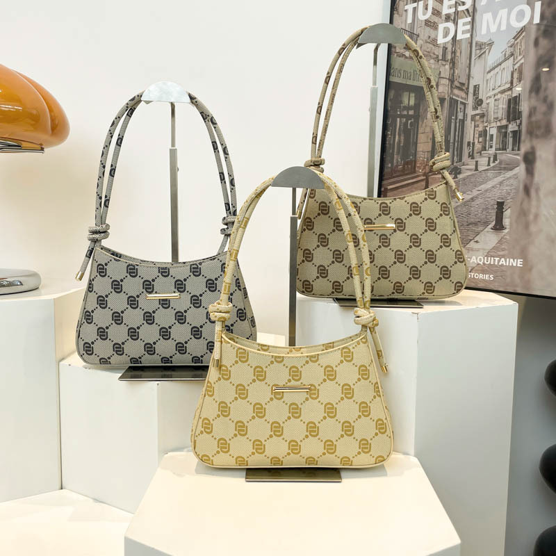 The 2025 summer new casual crescent-shaped bag, with a European and American style, is a stylish and simple single-shoulder crossbody bag for women Application Scenario