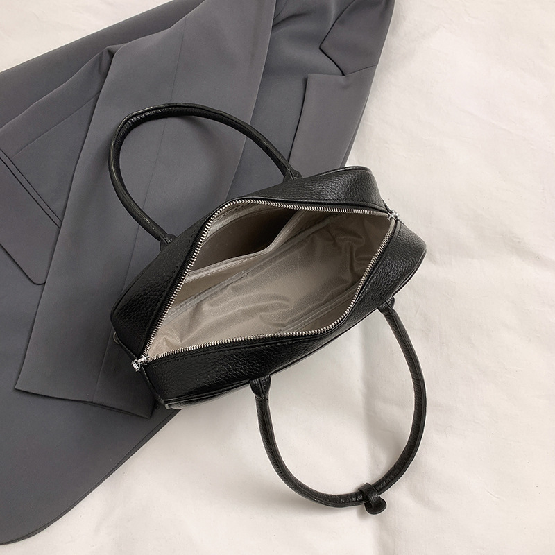 A new, high-end, retro and versatile single-shoulder underarm bag for women in 2025, a niche Korean hand-held bowling bag Application Scenario