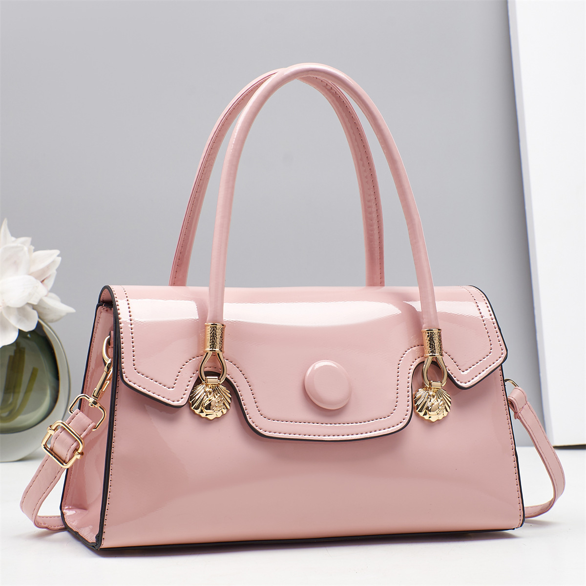 The 2025 new style of mirror-finished patent leather women's handbag from Europe and America, a high-end and light luxury cross-border women's bag Application Scenario