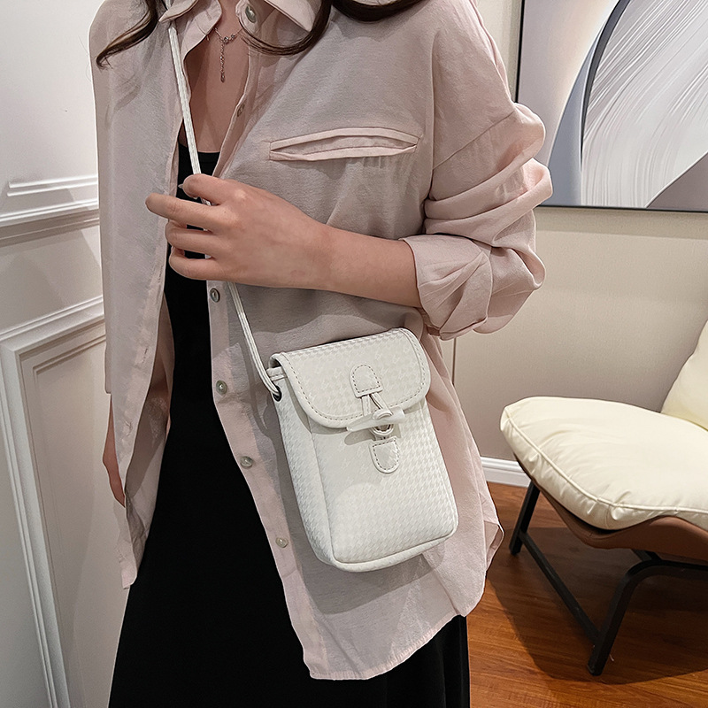 A simple and mini women's 2025 new vertical single-shoulder phone bag, an Instagram trendy lightweight checkered crossbody bag Application Scenario