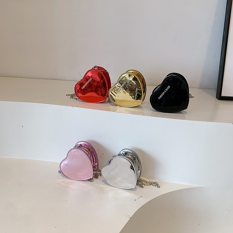 Cross-border fashion women's bag 2024 New style, Korean version mini heart-shaped chain single-shoulder bag, shiny and elegant crossbody bag Application Scenario