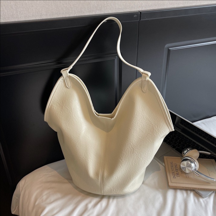 Korean style commuter bag, soft surface bucket bag for women, 2025 new niche underarm bag, fashionable tote bag, casual single-shoulder bag full figure