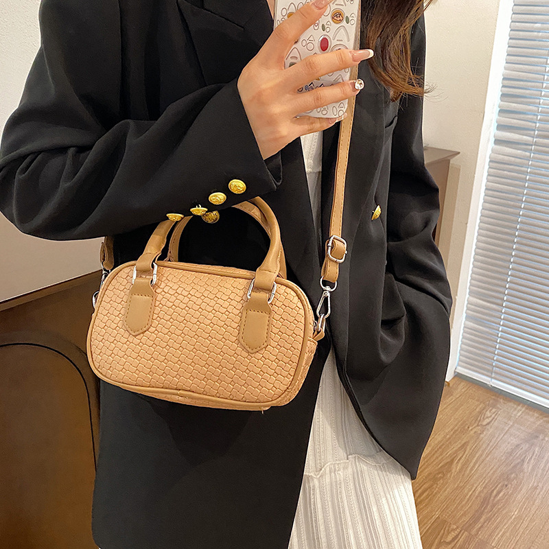 Korean minimalist handbag 2024 new style, niche and stylish Boston bowling bag, retro single-shoulder crossbody bag details Picture