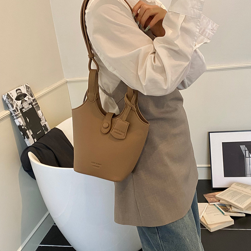 Korean fashion trend bucket bag for women 2025 new style simple and versatile single-shoulder bag, high-end quality commuting crossbody bag Application Scenario