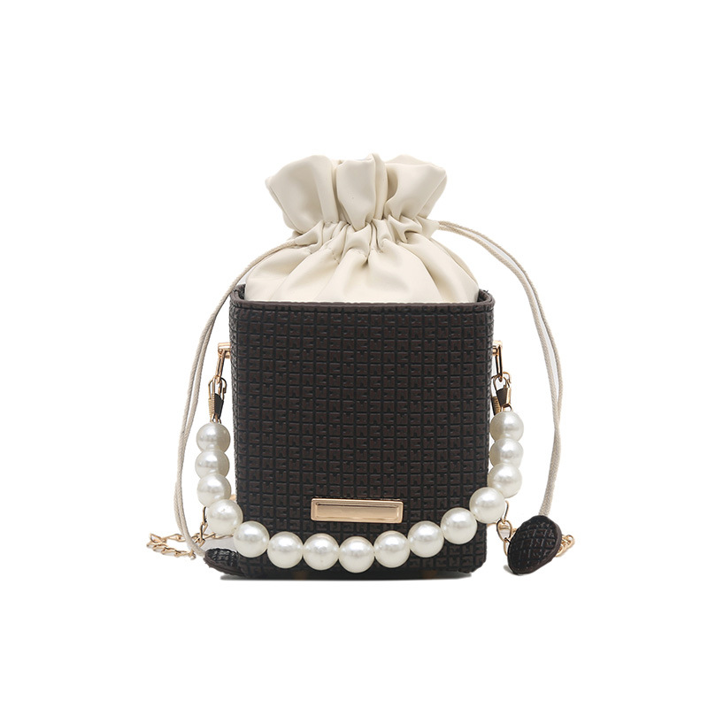The 2025 new pearl chain bucket bag is a niche design for women with a high-end feel. It is a mini phone bag that can be carried diagonally on one shoulder or by hand Item Picture