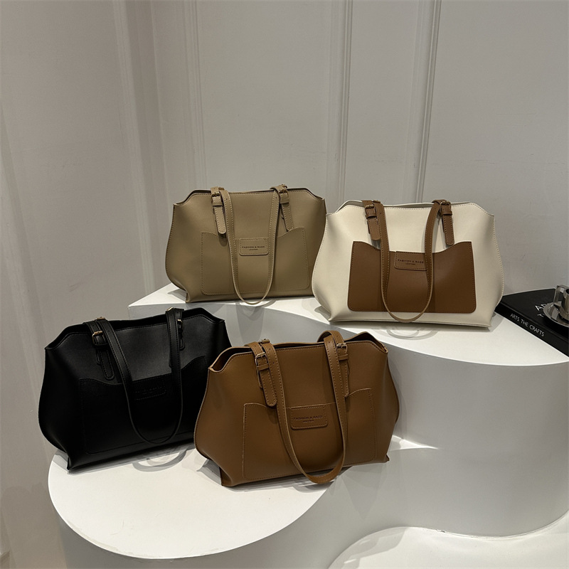 2024 New style color-block tote bag, single-shoulder bag, women's autumn and winter retro, versatile and high-end underarm bag Application Scenario