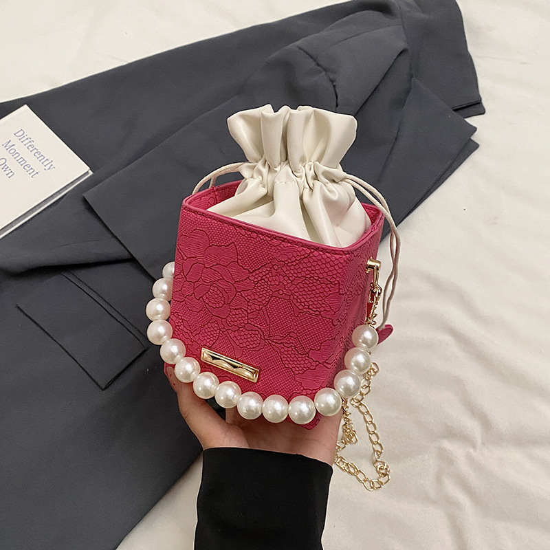 A new 2024 autumn/winter collection of high-end and niche small bags and box bags, featuring a chain texture and pearl, is a versatile single-shoulder crossbody bag full figure