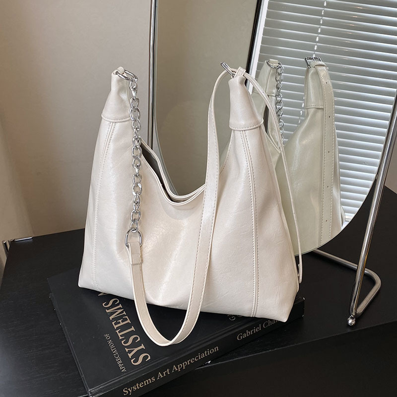 Large-capacity women's 2025 new style fashionable retro chain single-shoulder crossbody bag, high-quality commuter women's tote bag Application Scenario