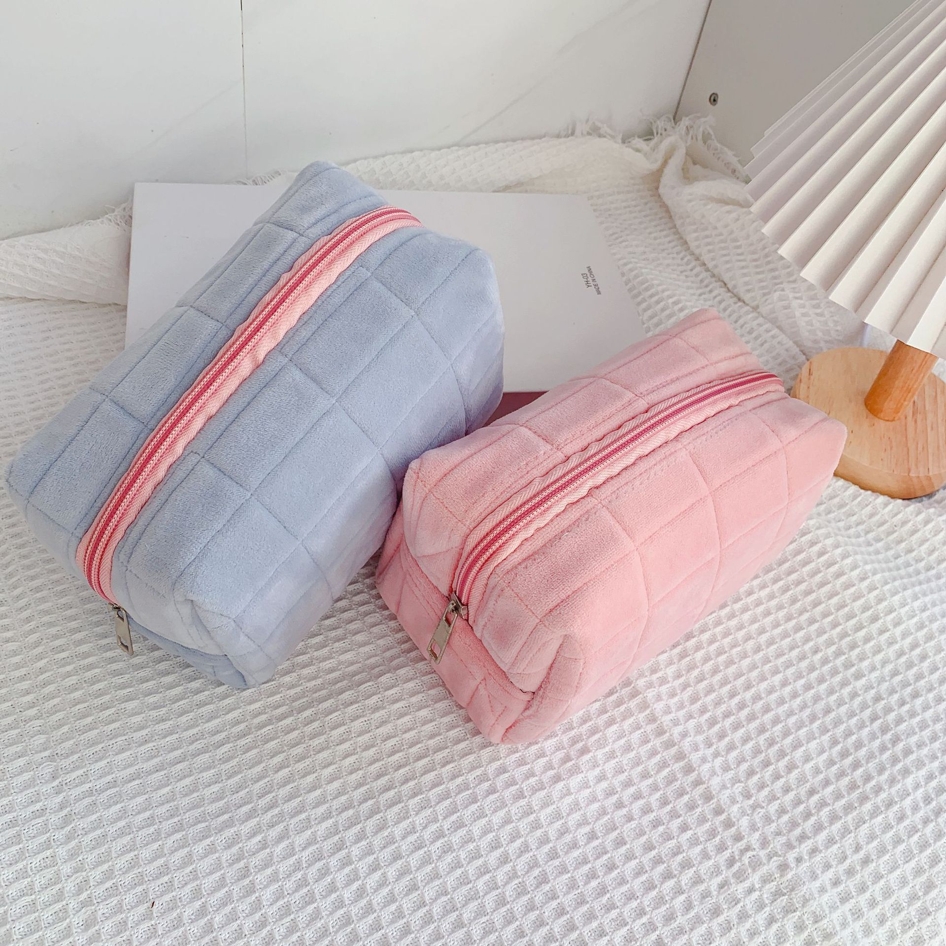 Pillow pen case, canvas cute student storage bag, soft multi-functional makeup bag, large-capacity stationery box Application Scenario