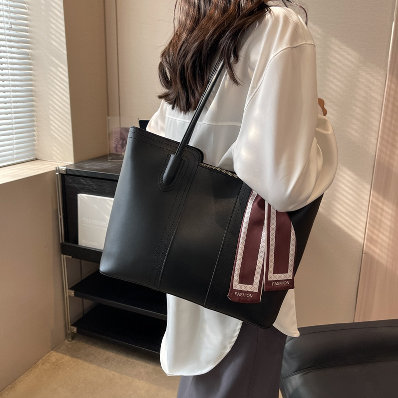 Cross-border bestsellers: Women's large-capacity commuter tote bag, casual shoulder bag, versatile and fashionable underarm bag details Picture