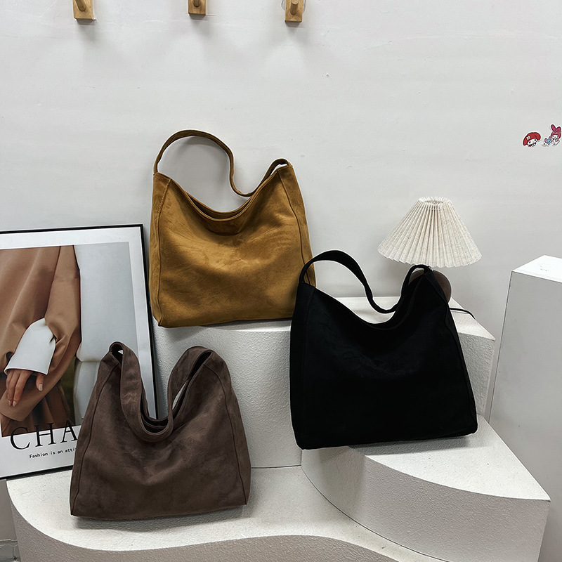 Casual and laid-back style women's tote bag, large-capacity spring/Summer 2024 new design sense, niche commuting crossbody bag Application Scenario