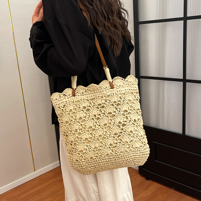 This is a new summer 2025 trendy, niche, vacation-style single-shoulder bag that is both fashionable and casual, as well as a lightweight beach underarm bag details Picture