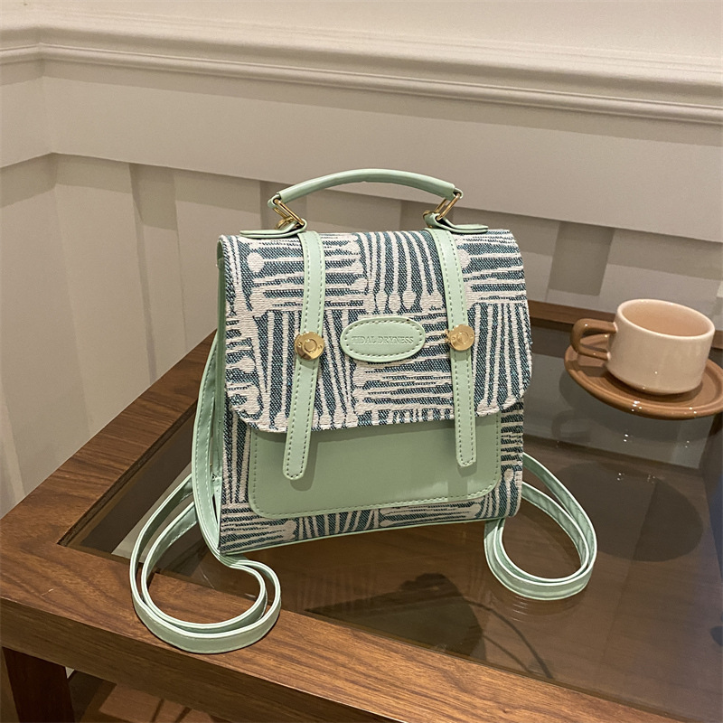 British-style casual backpack for women, new fashion handbag for autumn and winter 2024, suitable for students and commuting, single-shoulder crossbody bag full figure