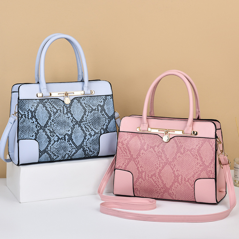 The new 2024 snake-patterned women's handbag for foreign trade features a large-capacity, high-quality single-shoulder bag and a fashionable crossbody bag that is niche Application Scenario