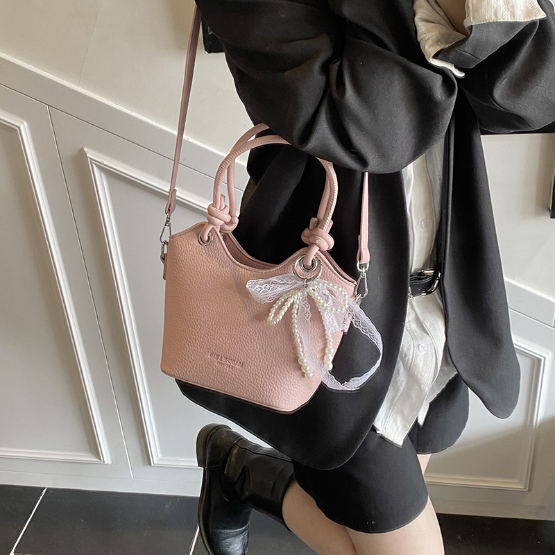 Fashionable solid color simple hand-held bucket bag for women, 2025 new Korean style Instagram single-shoulder bag, trendy and casual crossbody bag Application Scenario