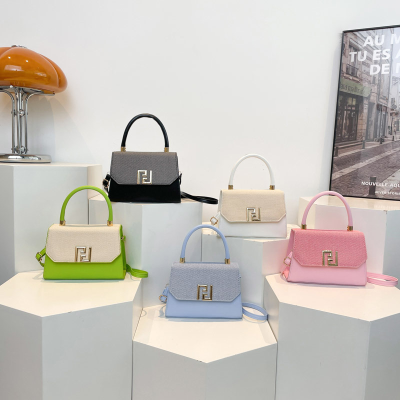 New cross-border versatile women's bag, fashionable casual handbag, work and commuting bag, ins small square bag, crossbody bag Application Scenario