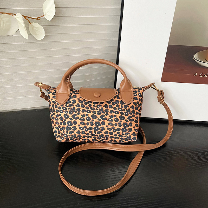 The new leopard print underarm bag for the 2024 autumn and winter season is a cross-border trend hand-held shoulder bag with a color-blocking and patchwork dumpling bag full figure