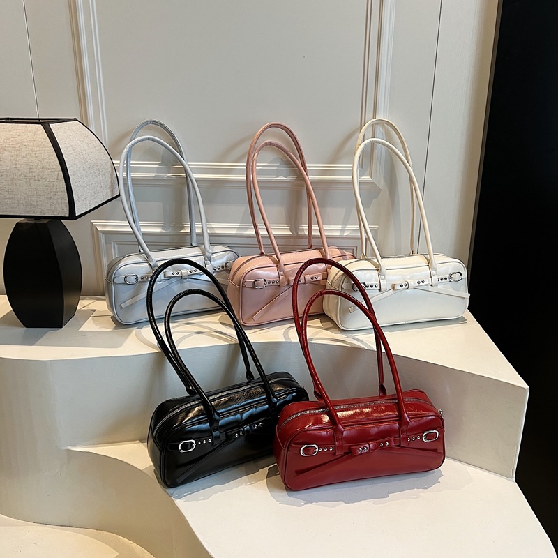 Korean style fashionable and simple commuter bag for women, 2025 new fashion and trendy underarm single-shoulder bag, hand-held pillow bag Application Scenario