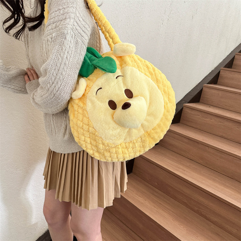 A new 2024 Japanese large-capacity cartoon pineapple bear handbag, a sweet and fluffy single-shoulder bag for students' classes Application Scenario