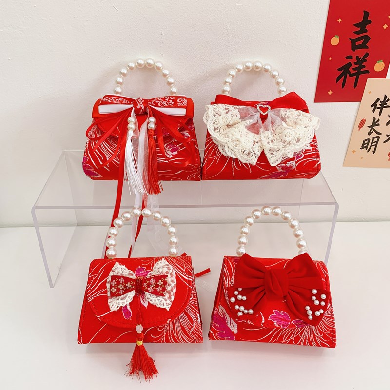 The new summer trendy children's bag, the fashionable little Chanel-style Elsa Princess bag, is a cute hand-held crossbody bag for little girls Application Scenario