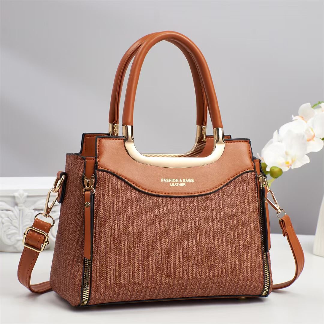 The new women's bag is fashionable, versatile and trendy. It has a large capacity, simple and casual texture. It is a single-shoulder crossbody women's bag details Picture