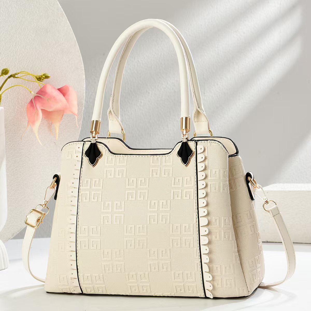 2025 Women's single-shoulder handbag embossed commuter crossbody bag manufacturer in stock wholesale high appearance level and elegant single-shoulder bag Application Scenario