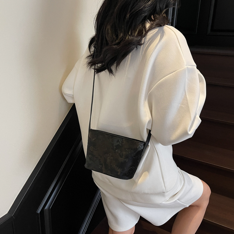 High-end quality solid color simple bucket bag for women, new Spring 2025 fashion and versatile crossbody bag, embossed bucket bag Application Scenario