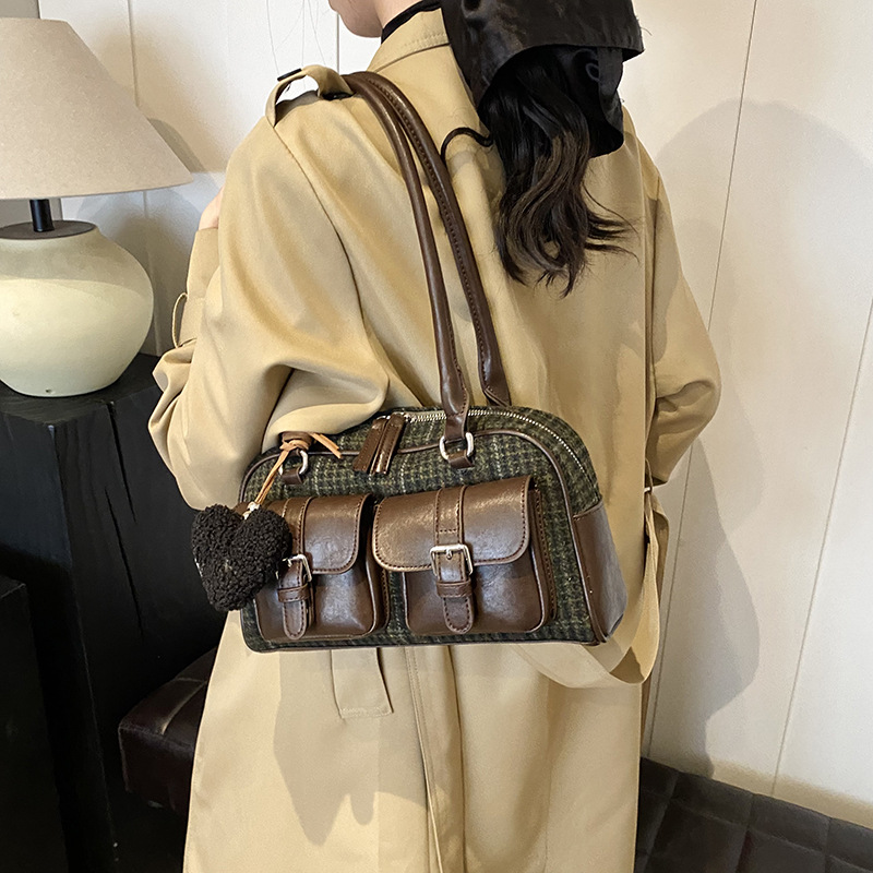 Underarm multi-pocket women's retro fashion Instagram trendy single-shoulder bag 2024 new style niche high-end handbag Application Scenario