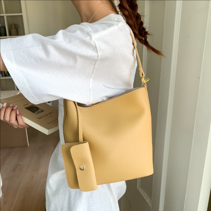 The 2025 new solid-color, stylish and versatile casual hand-held bucket bag is a fashionable and simple large-capacity single-shoulder crossbody bag for women full figure
