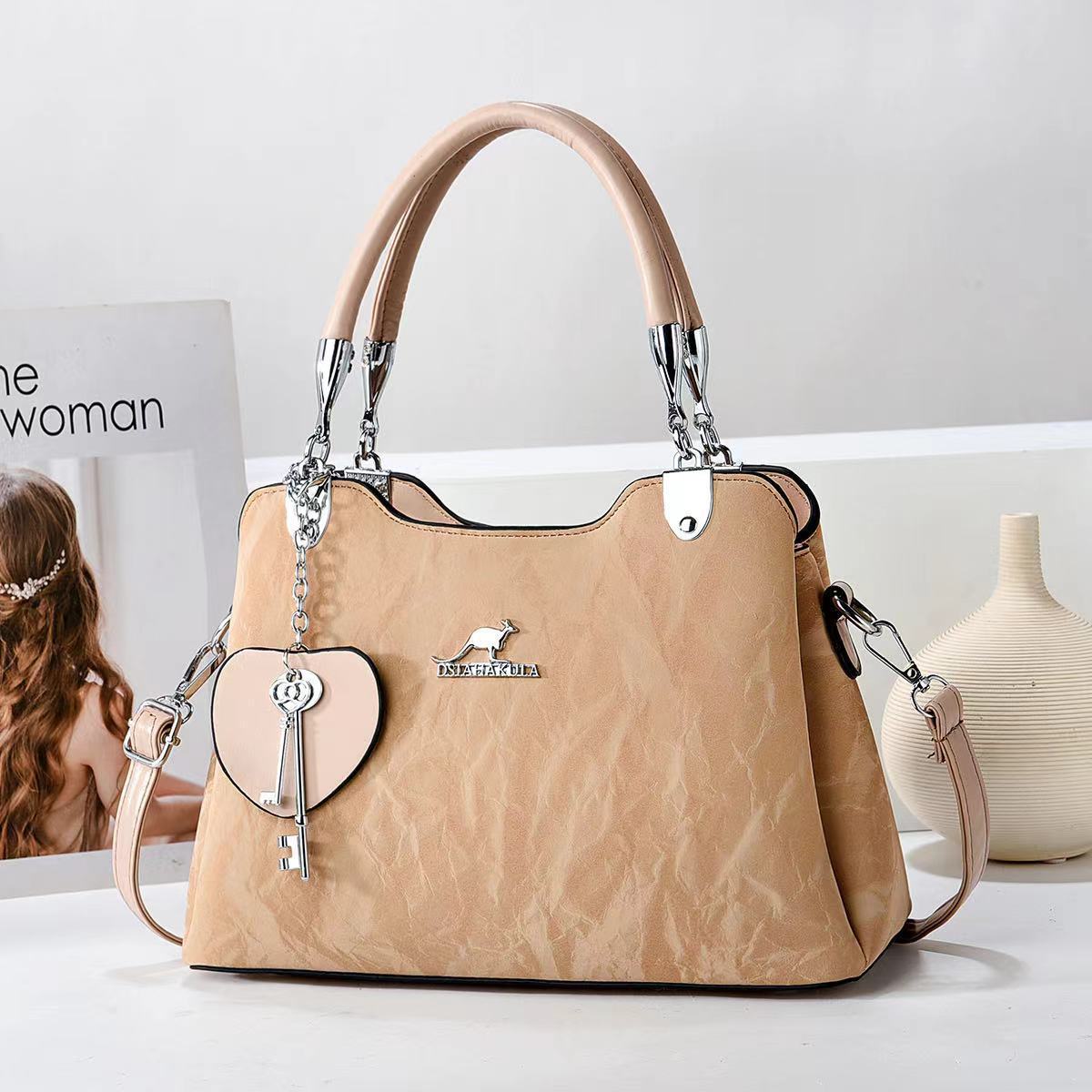 Cross-border wholesale Taizhou women's bags, large-capacity handbags, new women's bags, high-quality single-shoulder large bags, mom bags Application Scenario