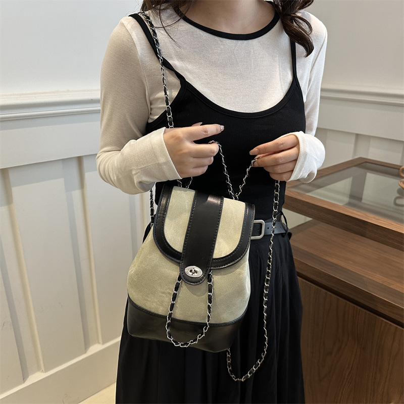 This year, a versatile chain backpack is in vogue for women's 2024 new style, a fashionable travel and commuting single-shoulder crossbody bag details Picture