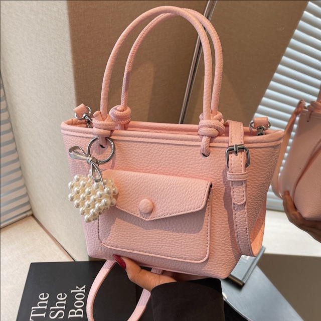 A niche and fashionable hand-held bucket bag for women, a simple Korean-style single-shoulder bag for summer 2025, a trendy and casual crossbody bag full figure